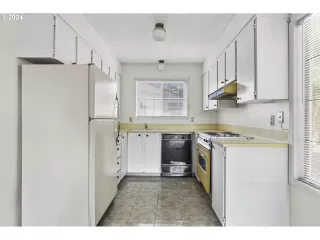 Photo #4: 24486252 Listing