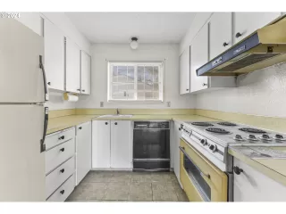 Photo #5: 24486252 Listing