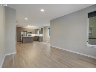 Click for more information on MLS # 24488016 : 2108 NE EVERETT ST 202 More Details about MLS # 24488016 : 2108 NE EVERETT ST 202