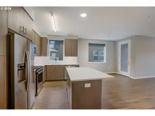 Photo #4: 24488016 Listing