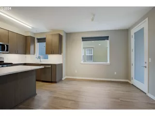 Photo #5: 24488016 Listing