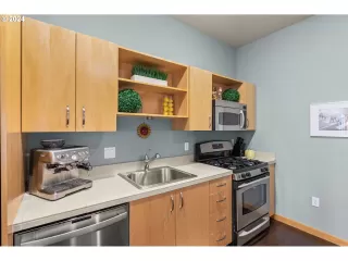 Photo #5: 24490177 Listing