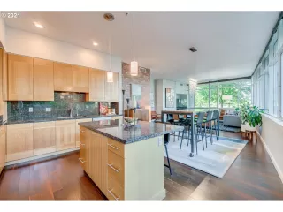 Photo #5: 24491278 Listing