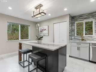 Photo #5: 24491949 Listing