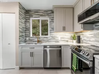 Photo #6: 24491949 Listing