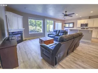 Photo #6: 24498827 Listing