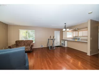 Photo #4: 24500418 Listing