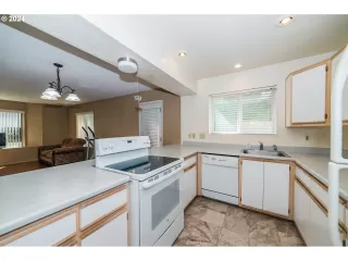 Photo #5: 24500418 Listing