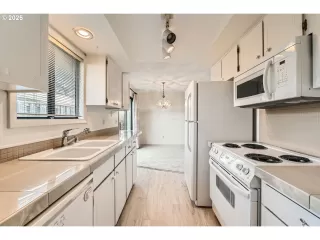 Photo #5: 24501385 Listing