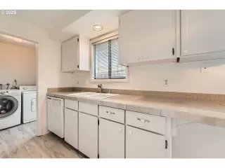 Photo #6: 24501385 Listing