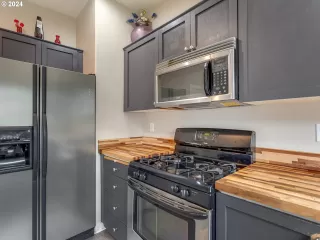 Photo #5: 24501415 Listing