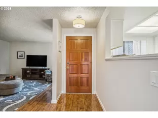 Photo #5: 24503309 Listing