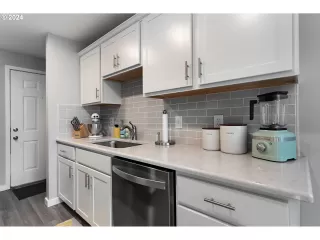 Photo #2: 24505526 Listing 