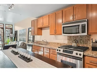 Photo #4: 24505735 Listing