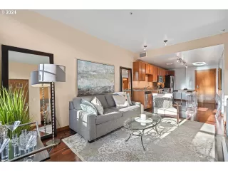 Photo #5: 24505735 Listing
