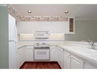 Photo #4: 24507736 Listing