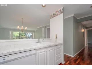 Photo #5: 24507736 Listing