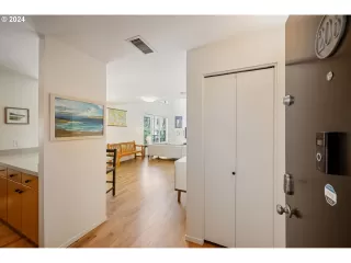 Photo #5: 24509304 Listing