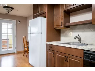 Photo #5: 24509409 Listing