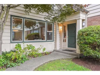 More Details about MLS # 24509485 : 2211 NE HALSEY ST 6
