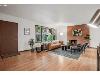 Photo #4: 24509485 Listing