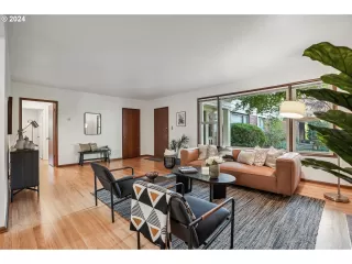 Photo #5: 24509485 Listing