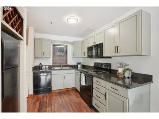 Photo #6: 24517970 Listing