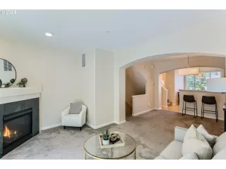 Photo #4: 24518702 Listing