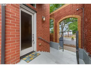 Photo #4: 245188743 Listing