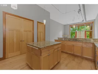 Photo #5: 245188743 Listing