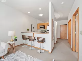 Photo #4: 24519916 Listing