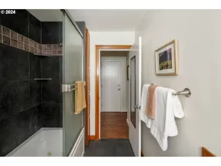 Photo #4: 24530200 Listing 