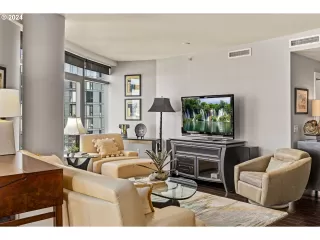 Photo #4: 24530422 Listing