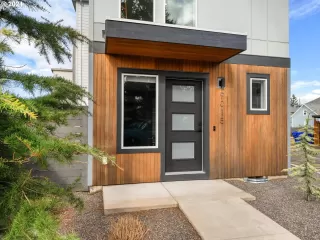 More Details about MLS # 24534932 : 9015 NE HOYT ST