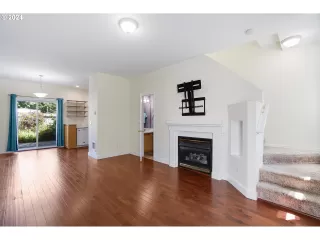 Photo #4: 24537611 Listing