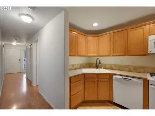 Photo #5: 24541071 Listing