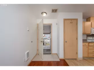 Photo #4: 24549599 Listing