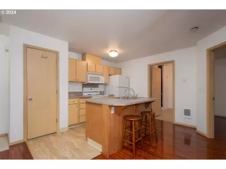 Photo #5: 24549599 Listing