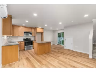 Photo #4: 24556651 Listing