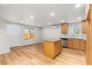 Photo #5: 24556651 Listing