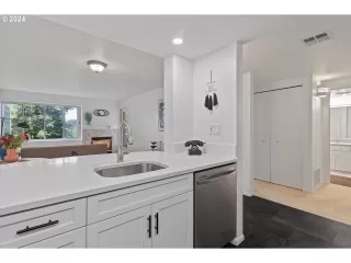 Photo #4: 24567156 Listing