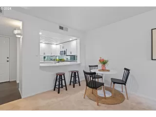 Photo #6: 24567156 Listing