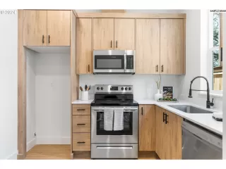 Photo #4: 24568139 Listing