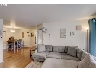 Photo #4: 24570619 Listing
