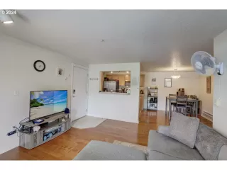 Photo #6: 24570619 Listing