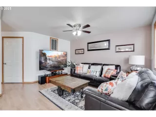 Photo #4: 245725624 Listing