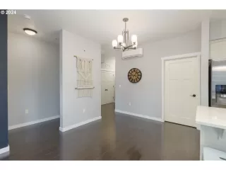 Photo #4: 24573589 Listing