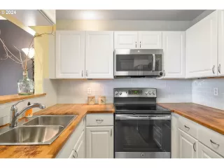 Photo #4: 24577349 Listing