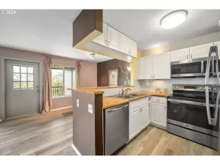 Photo #5: 24577349 Listing