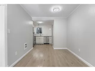 Photo #5: 24579428 Listing